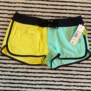 BNWT ROXY 2” inseam Boardshorts black yellow seafoam Small surf shorts